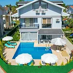 4 Bedroom וילה *